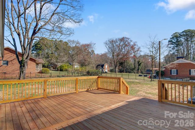 1206 9th Street NW, Hickory, NC 28601