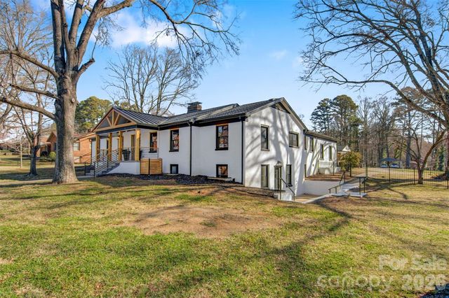 1206 9th Street NW, Hickory, NC 28601