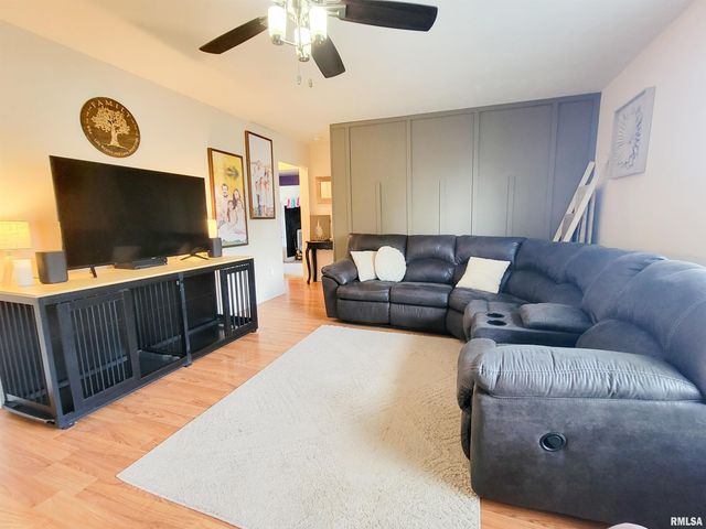 16 Stone Forge Pike, Flora, IL 62839