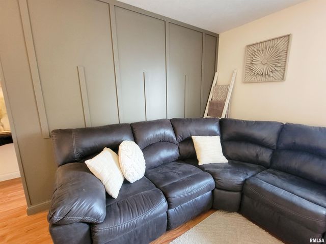 16 Stone Forge Pike, Flora, IL 62839