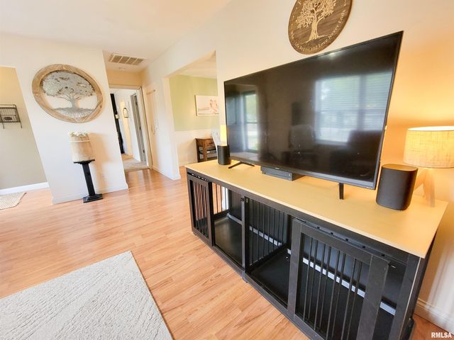 16 Stone Forge Pike, Flora, IL 62839