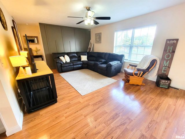 16 Stone Forge Pike, Flora, IL 62839