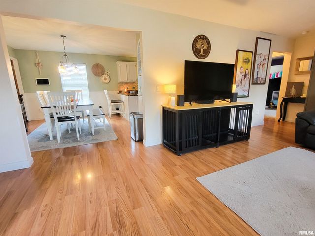 16 Stone Forge Pike, Flora, IL 62839