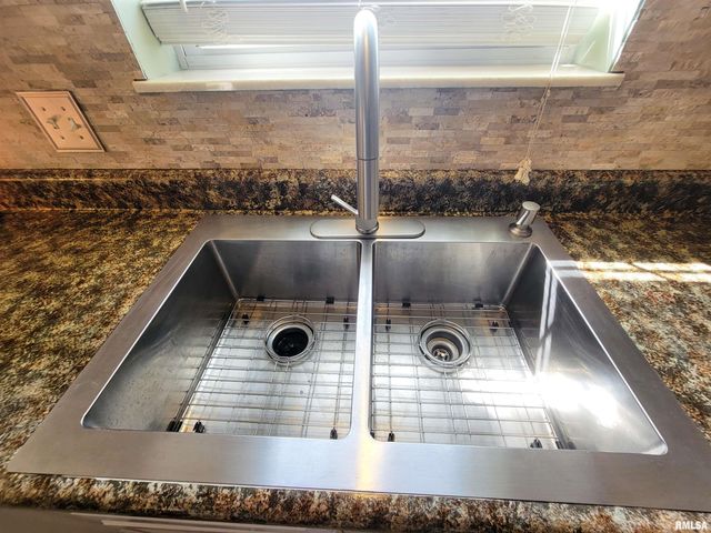 16 Stone Forge Pike, Flora, IL 62839