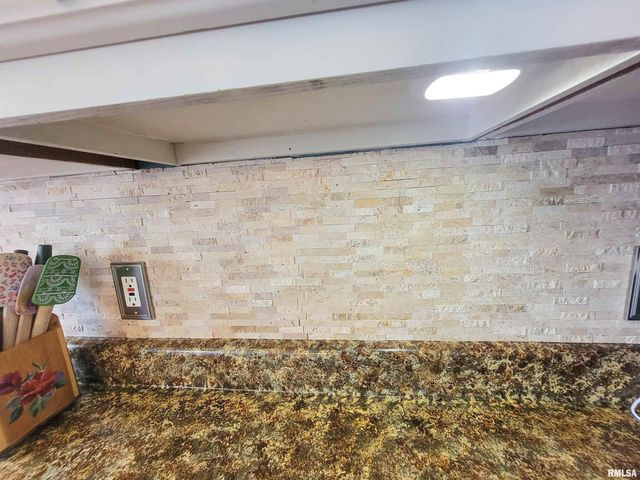 16 Stone Forge Pike, Flora, IL 62839