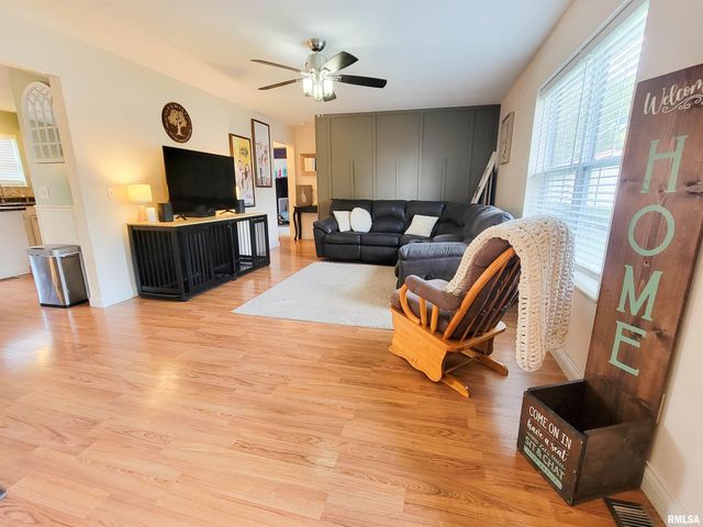 16 Stone Forge Pike, Flora, IL 62839