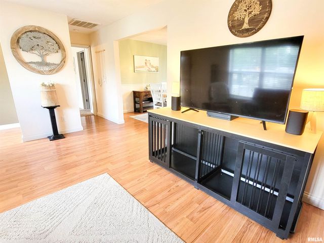 16 Stone Forge Pike, Flora, IL 62839