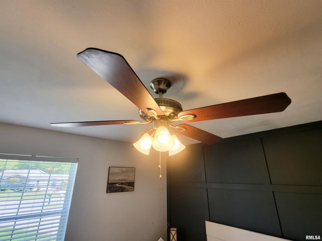 16 Stone Forge Pike, Flora, IL 62839