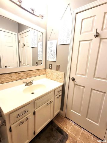 16 Stone Forge Pike, Flora, IL 62839