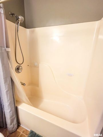 16 Stone Forge Pike, Flora, IL 62839