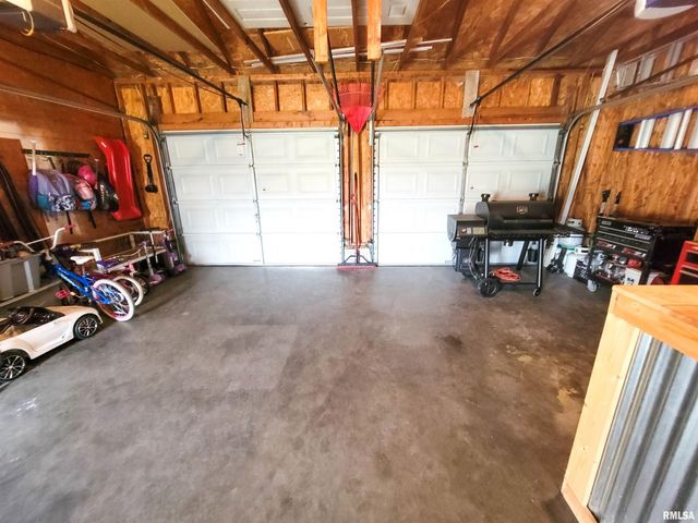 16 Stone Forge Pike, Flora, IL 62839