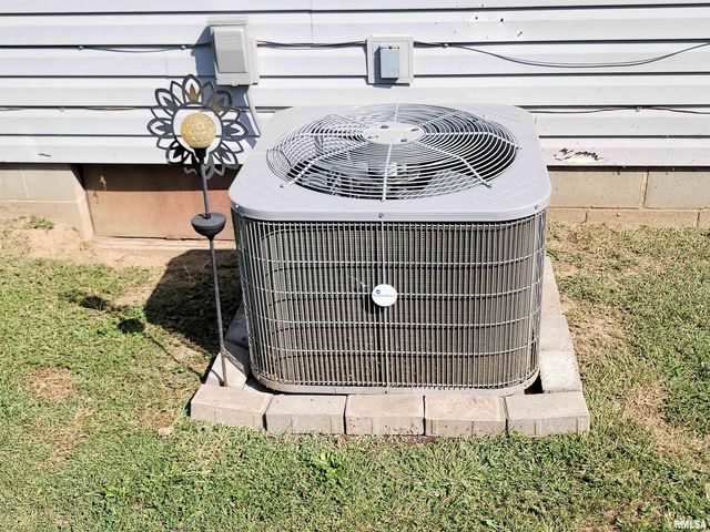 16 Stone Forge Pike, Flora, IL 62839