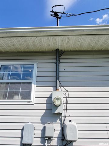 16 Stone Forge Pike, Flora, IL 62839