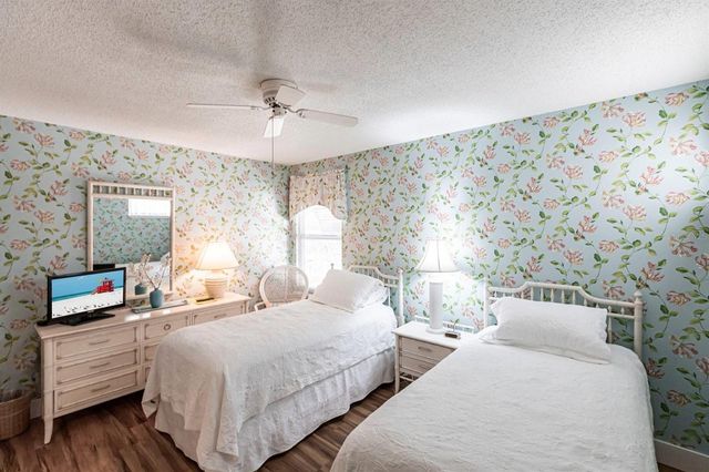 6023 W PEPPERTREE WAY 235, Sarasota, FL 34242