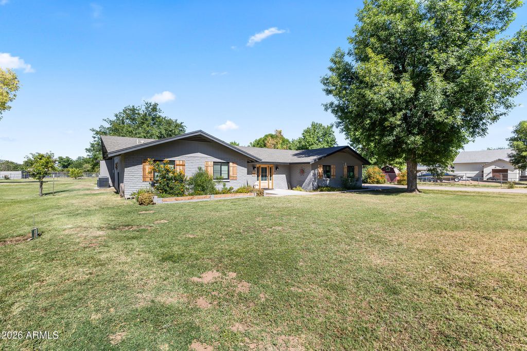Image 2 of property listing at 632 S PANDORA Drive, Gilbert, AZ 85296