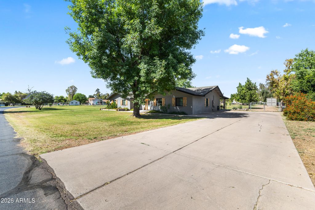 Image 3 of property listing at 632 S PANDORA Drive, Gilbert, AZ 85296