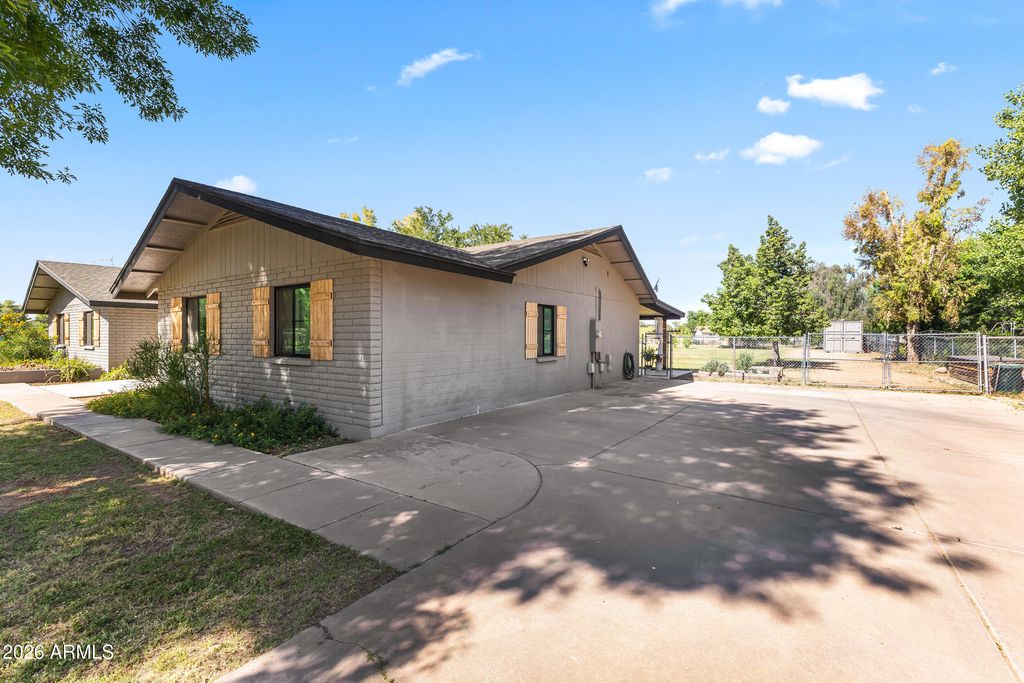 Image 4 of property listing at 632 S PANDORA Drive, Gilbert, AZ 85296