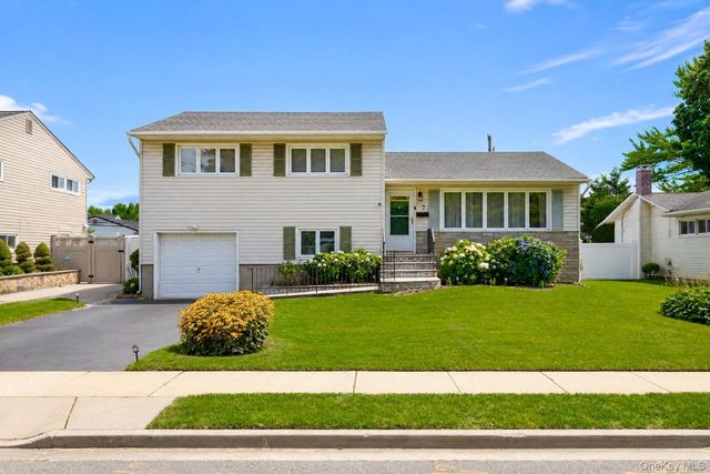 7 Primrose Avenue, Hicksville, NY 11801