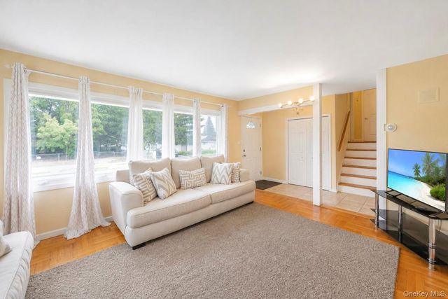 7 Primrose Avenue, Hicksville, NY 11801