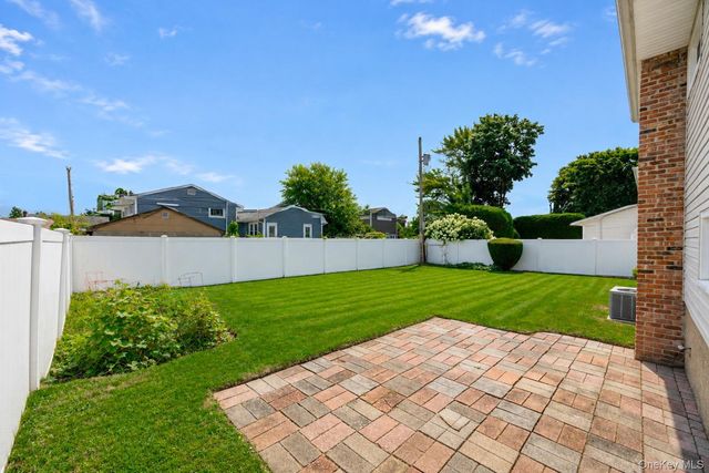 7 Primrose Avenue, Hicksville, NY 11801