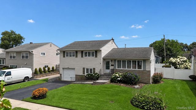 7 Primrose Avenue, Hicksville, NY 11801