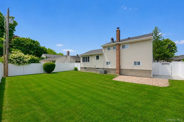 7 Primrose Avenue, Hicksville, NY 11801