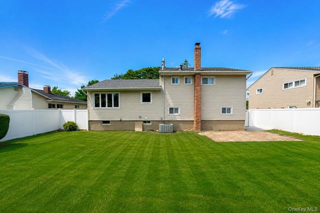 7 Primrose Avenue, Hicksville, NY 11801