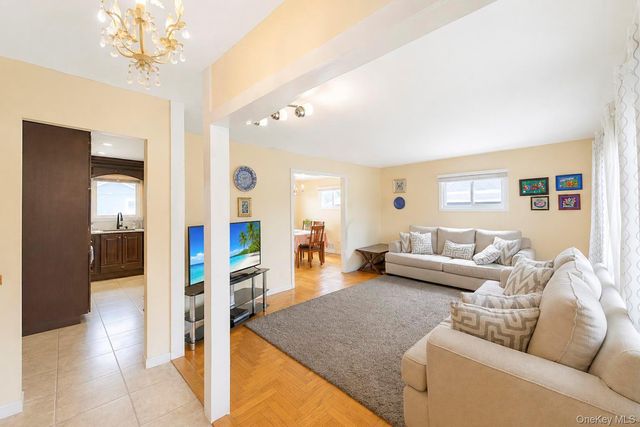 7 Primrose Avenue, Hicksville, NY 11801