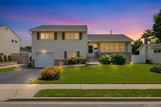 7 Primrose Avenue, Hicksville, NY 11801