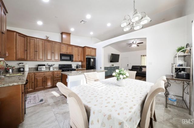 411 Darling Point Drive, Bakersfield, CA 93307
