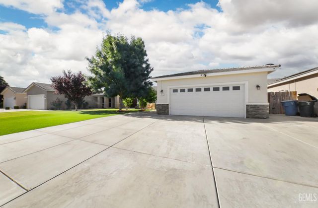 411 Darling Point Drive, Bakersfield, CA 93307