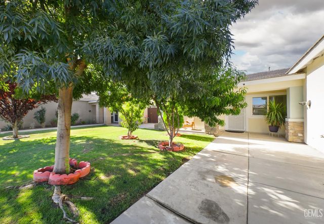 411 Darling Point Drive, Bakersfield, CA 93307