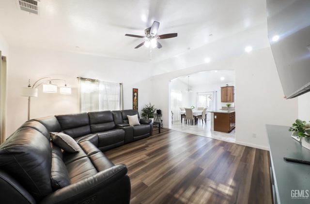 411 Darling Point Drive, Bakersfield, CA 93307