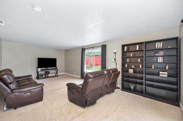 7042 Larchmont Dr, North Highlands, CA 95660