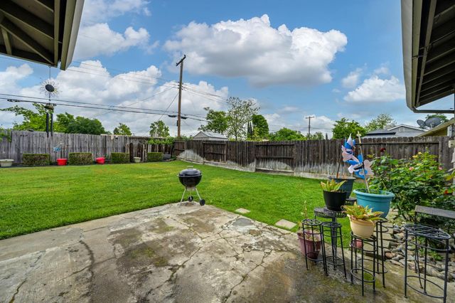 7042 Larchmont Dr, North Highlands, CA 95660