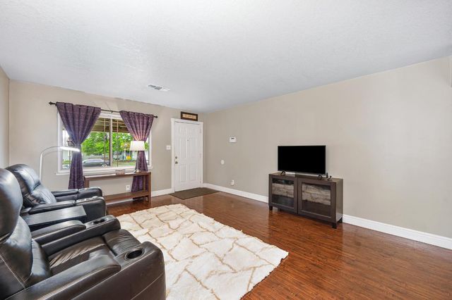 7042 Larchmont Dr, North Highlands, CA 95660