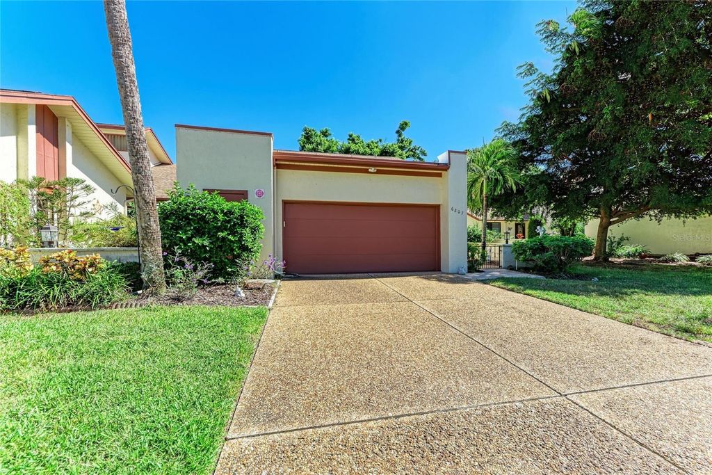 Image 2 of property listing at 6207 COURTSIDE DRIVE 23, Bradenton, FL 34210