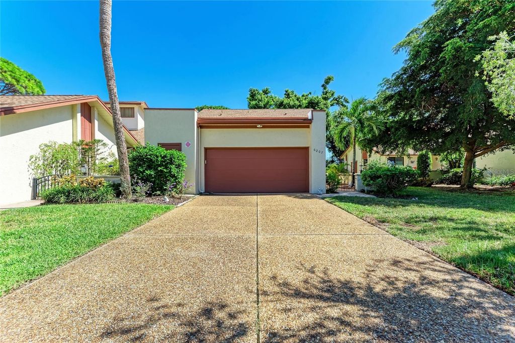 Image 3 of property listing at 6207 COURTSIDE DRIVE 23, Bradenton, FL 34210