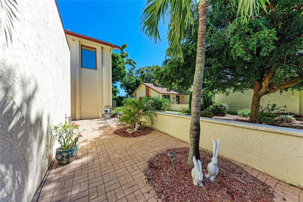 Image 4 of property listing at 6207 COURTSIDE DRIVE 23, Bradenton, FL 34210