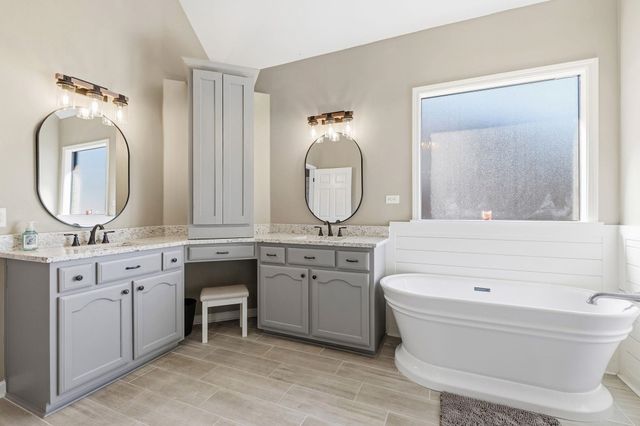 8215 HUNTERS MEADOW LN, Bartlett, TN 38002