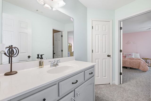 8215 HUNTERS MEADOW LN, Bartlett, TN 38002