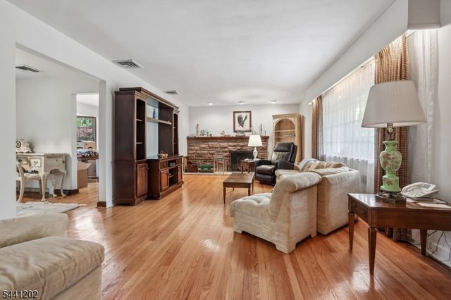 14 Saddle River Ro, Woodcliff Lake Boro, NJ 07677