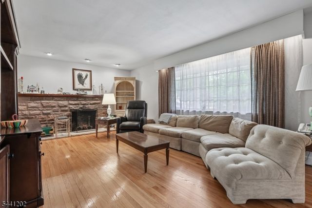 14 Saddle River Ro, Woodcliff Lake Boro, NJ 07677