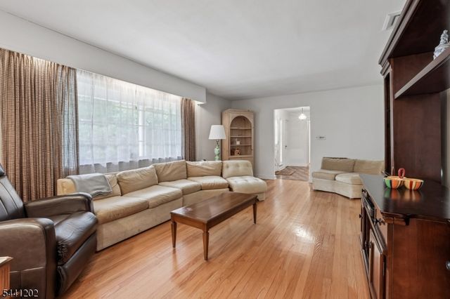 14 Saddle River Ro, Woodcliff Lake Boro, NJ 07677