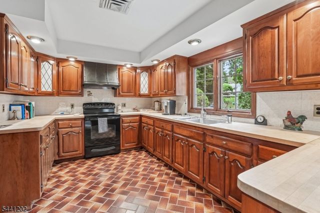 14 Saddle River Ro, Woodcliff Lake Boro, NJ 07677