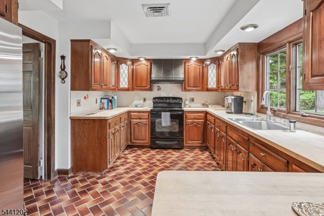 14 Saddle River Ro, Woodcliff Lake Boro, NJ 07677