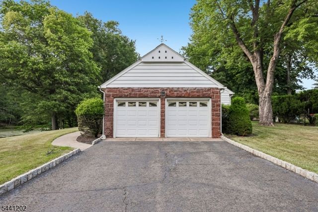 14 Saddle River Ro, Woodcliff Lake Boro, NJ 07677