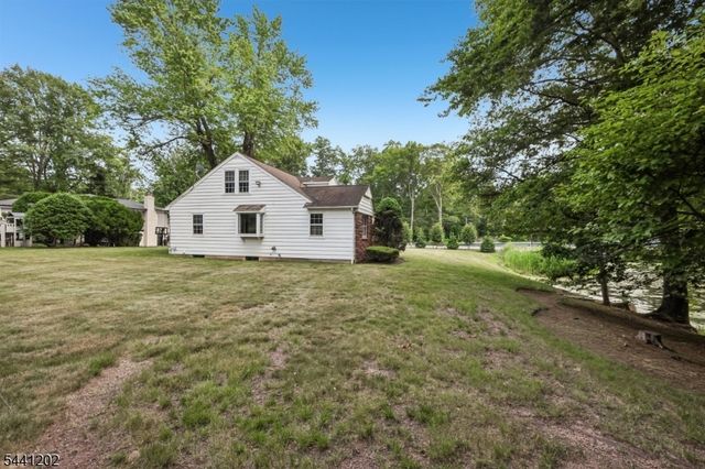 14 Saddle River Ro, Woodcliff Lake Boro, NJ 07677