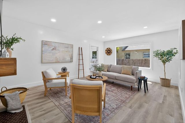 2725 Harkness St, Sacramento, CA 95818