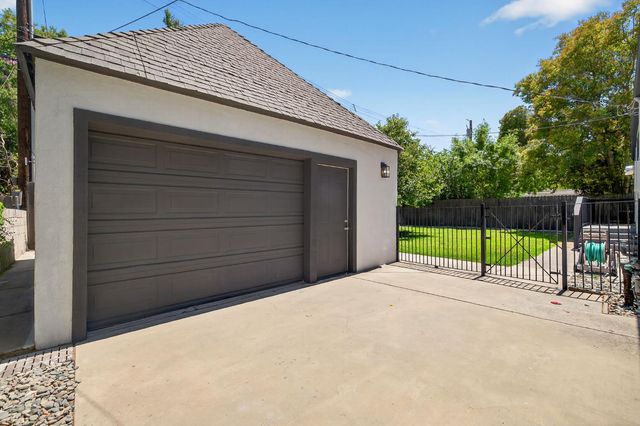 2725 Harkness St, Sacramento, CA 95818